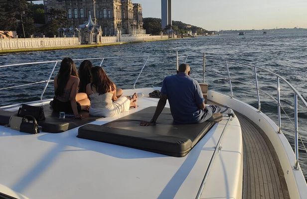 Bosphorus Sunset Yacht Tour with Guide and Snacks
