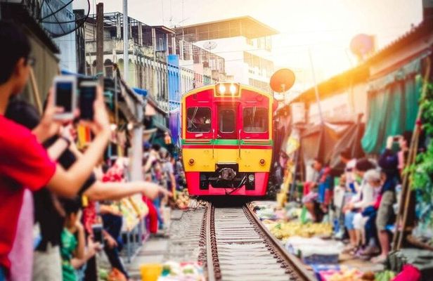 Private Tour to Maeklong Train Market and Floating Market