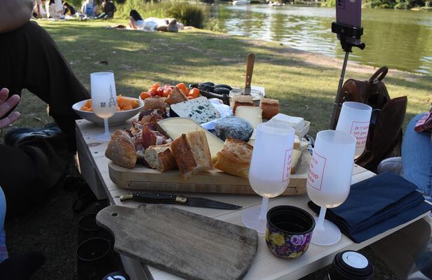 Private Picnic around a lake in Paris by a French chef