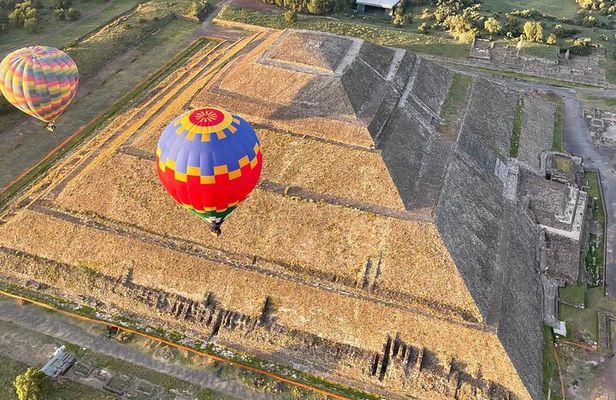 Balloon flight with pyramids tour and transportation from Mexico City