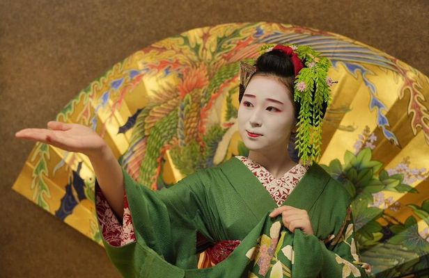 The Art of Geisha: Exclusive Show & Gion Walking Tour