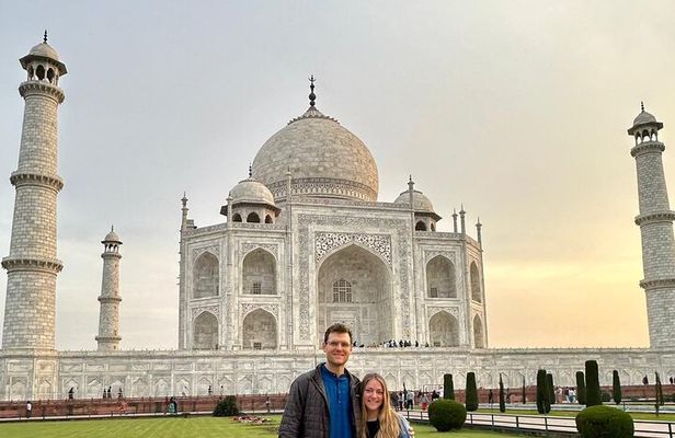 From Delhi: Taj Mahal Sunrise Tour by Car