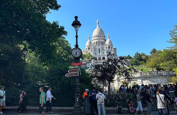 Montmartre Highlights: Private Walking Tour with Sacré-Cœur