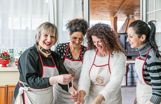Private Pizza & Tiramisu Class at a Cesarina's home with tasting in Pisa