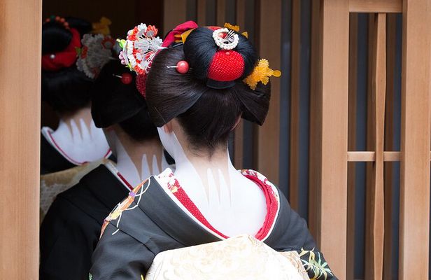 Kyoto Geisha District Walking Tour in Gion