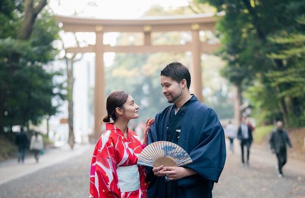 Tokyo, Shibuya: Meiji Shrine Tour in KIMONO / English-friendly