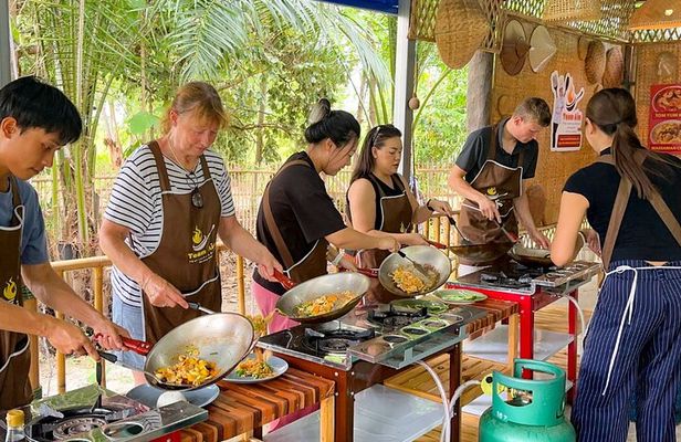 Chiang Mai: Thai Cooking Class and Elephant Sanctuary Observation