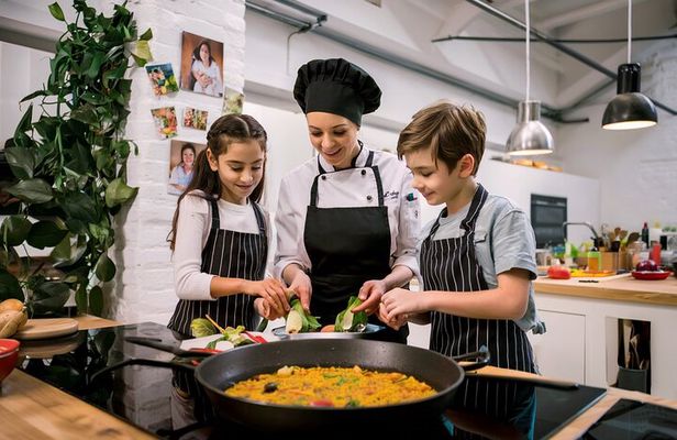 Private Paella Cooking Class and Market Visit with Personal Chef 