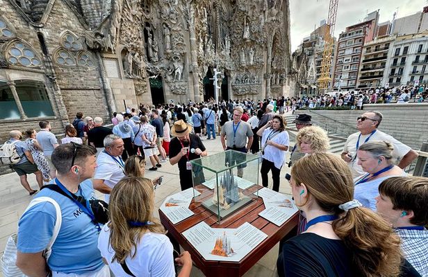 Sagrada Familia & La Pedrera Small Group Tour with Cava Tasting
