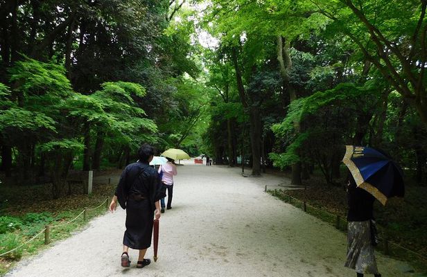 Kyoto World Heritage Walk: Shimogamo Shrine & Manga Souvenirs