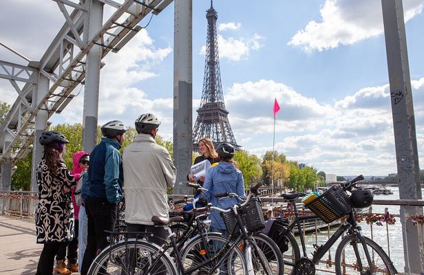 Paris Small Group Bike Tour of Iconic Sights Along the Seine