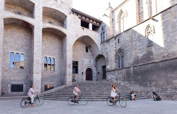 Barcelona Bike Tour: Your First Time Highlights with Locals