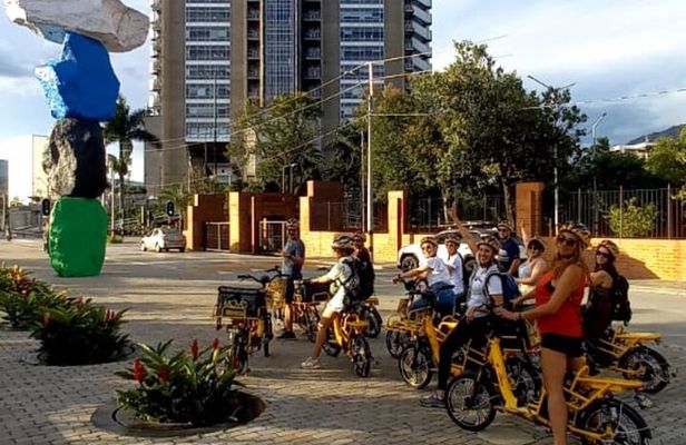 Medellin: VIP Private Historic E-Bike Tour with Lunch