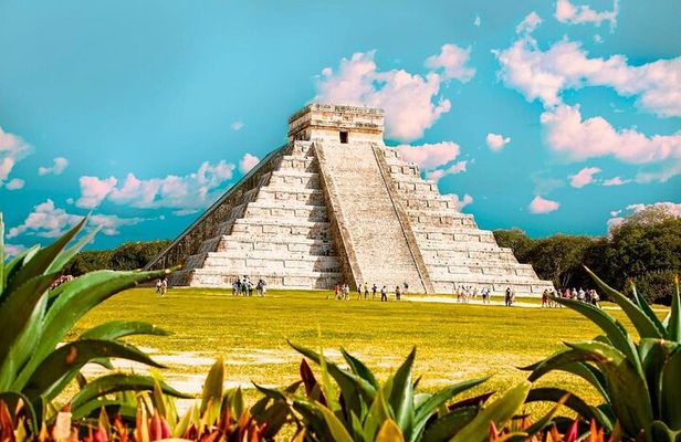 Chichen Itza and Cenote Tsukán with Lunch