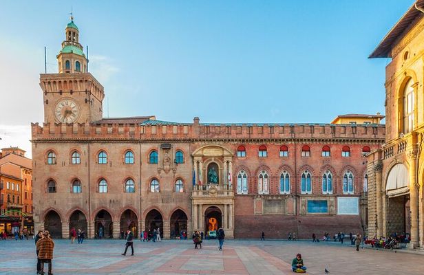 Explore Bologna in 60 minutes with a Local