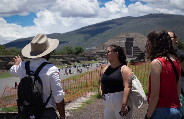 All-inclusive Teotihuacan Guided Tour with Breakfast in a Cave
