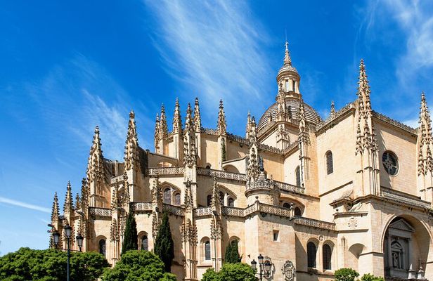 Segovia Tour with Guided Walking Tour Included