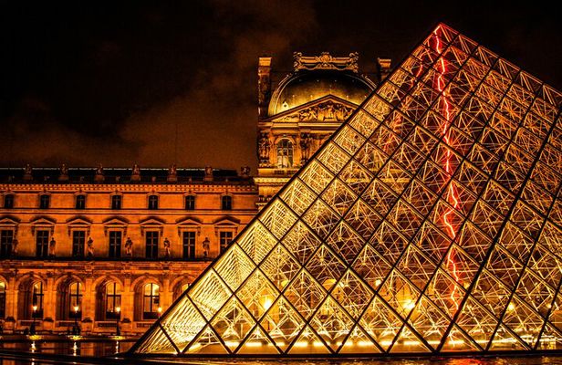 Paris: Night at the Louvre 6-people Max Guided Experience