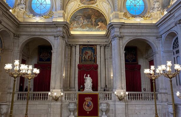Madrid: Royal Palace Semi-private tour 