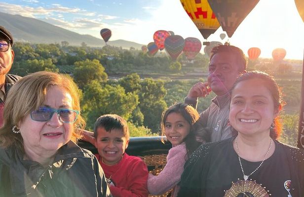 Balloon flight + pick up in CDMX + Breakfast in Cave + Pyramids
