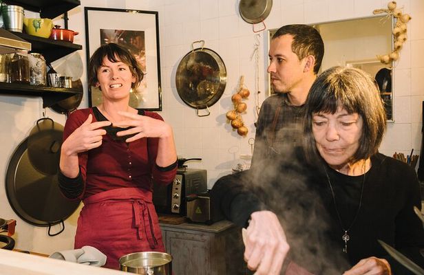 Private Cava Sabrage and Paella Class in Barcelona