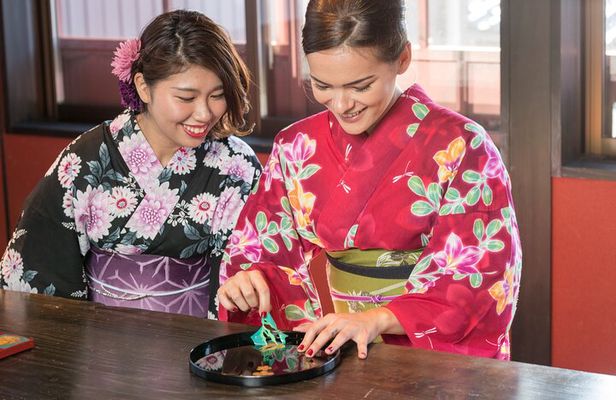 Gold Leaf crafting in Higashi chayagai, Kanazawa