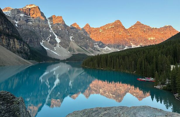 Moraine Lake and Lake Louise Sunrise Tour from Banff