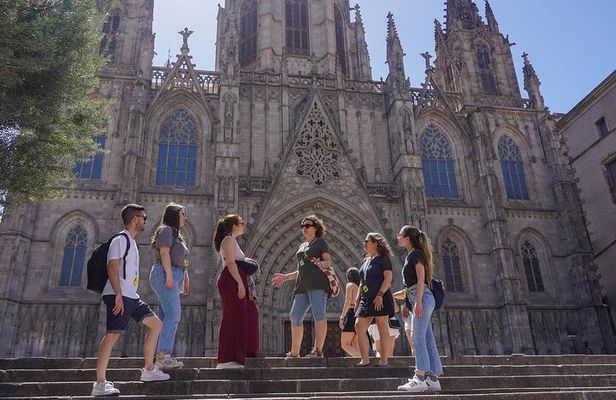 Barcelona Highlights Guided Tour with Monjuic Cable Car 