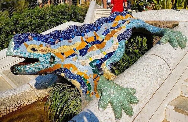 Barcelona Shared Guided Tour Including Park Güell Entry