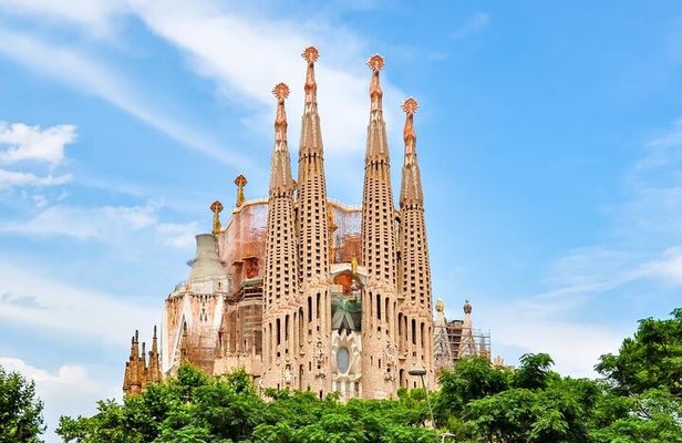 Explore Gaudí’s Masterpiece with Sagrada Familia Guided Tour