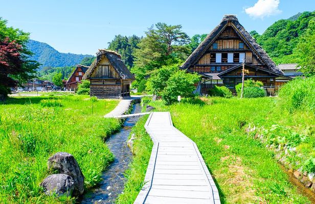 Gujo, Hida Takayama, and Shirakawa-go Day Tour from Nagoya