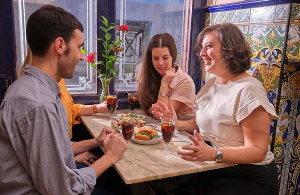 De Tapas in Malasaña: Evening Wine and Tapas Tour