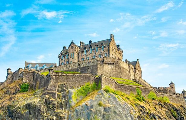 Skip-the-line Edinburgh Castle with Old Town Walking Tour