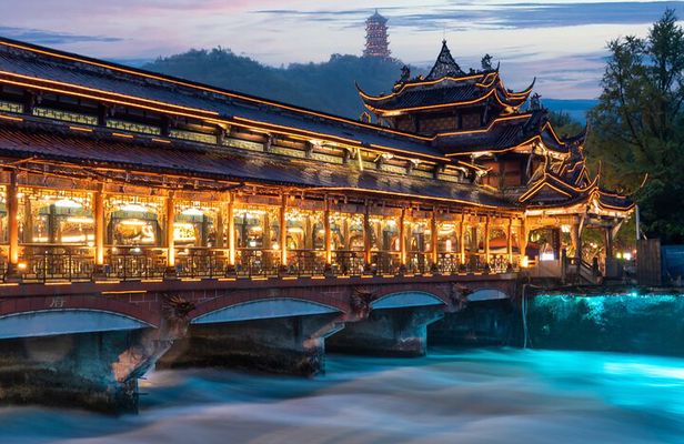 Dujiangyan Foodie Night Tour in Guanxian ancient town