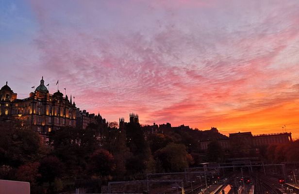 Tasty and Indulgent Food and Drink Tour in Edinburgh