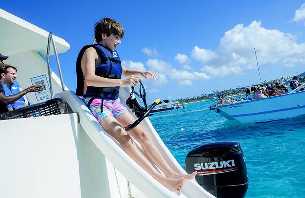 Shared Family Snorkeling Boat with Drinks and Snacks