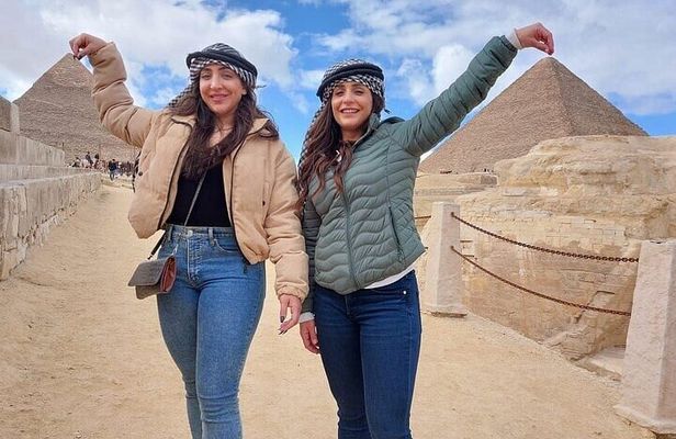 Private Full-Day Tour to Giza Pyramids, Sphinx, Saqqara & Memphis