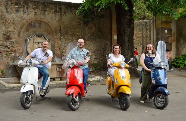 Rome Vespa tour with Pro Photographer