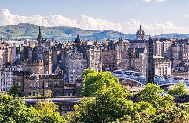 Kid-Friendly Edinburgh City Wonders Private Guided Tour