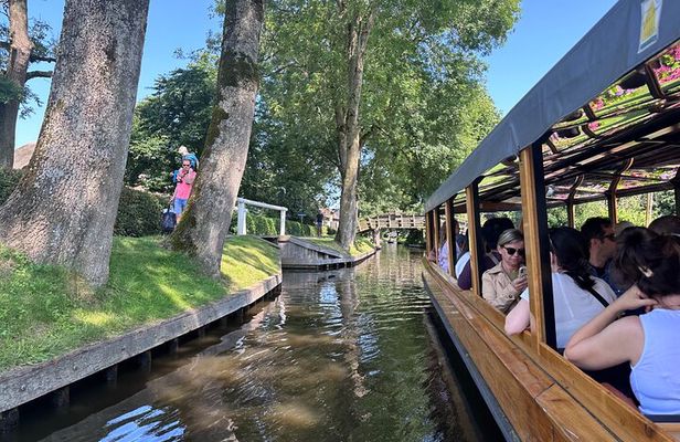 Giethoorn Roundtrip Transport with Optional Guided Canal Cruise