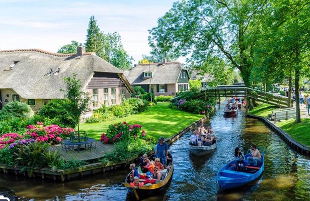 Giethoorn Private Day Tour From Amsterdam (Including Boat Tour!)