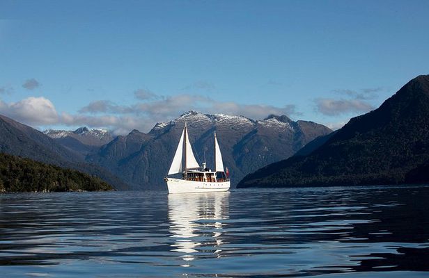 Historic Yacht Cruise and Guided Walk on Lake Te Anau