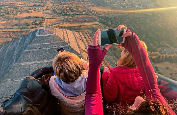 Hot Air Balloon Experience in Teotihuacan with Breakfast
