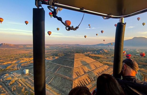 Hot Air Balloon Ride Over Teotihuacán Pyramids from Mexico City