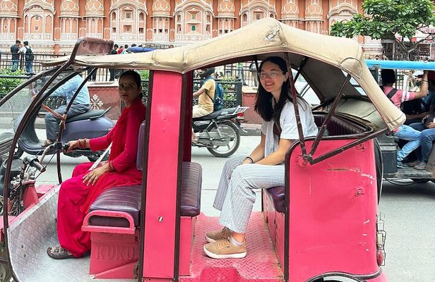 Jaipur City Tour by Women-Driven E-Rickshaw