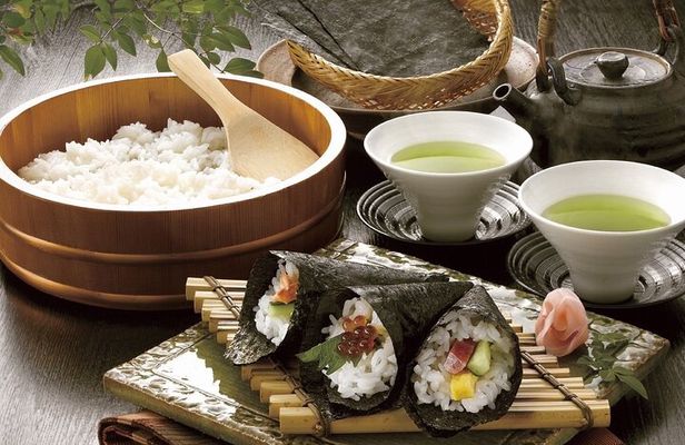 Making Hand Rolled Sushi with the Okami