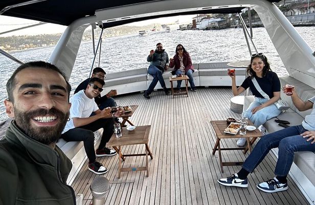 Istanbul Bosphorus Sunset Yacht Cruise with Guide and Snacks