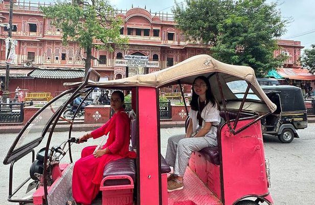 Jaipur Half-Day Heritage Tour by Women-Driven E-Rickshaw