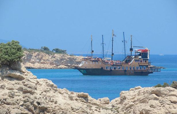 3 Island Luxury Cruise with 4 Swimming Stops with Captain Morgan