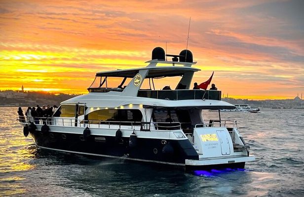 İstanbul Bosphorus Sunset Cruise with Guide - Snack and Beverage